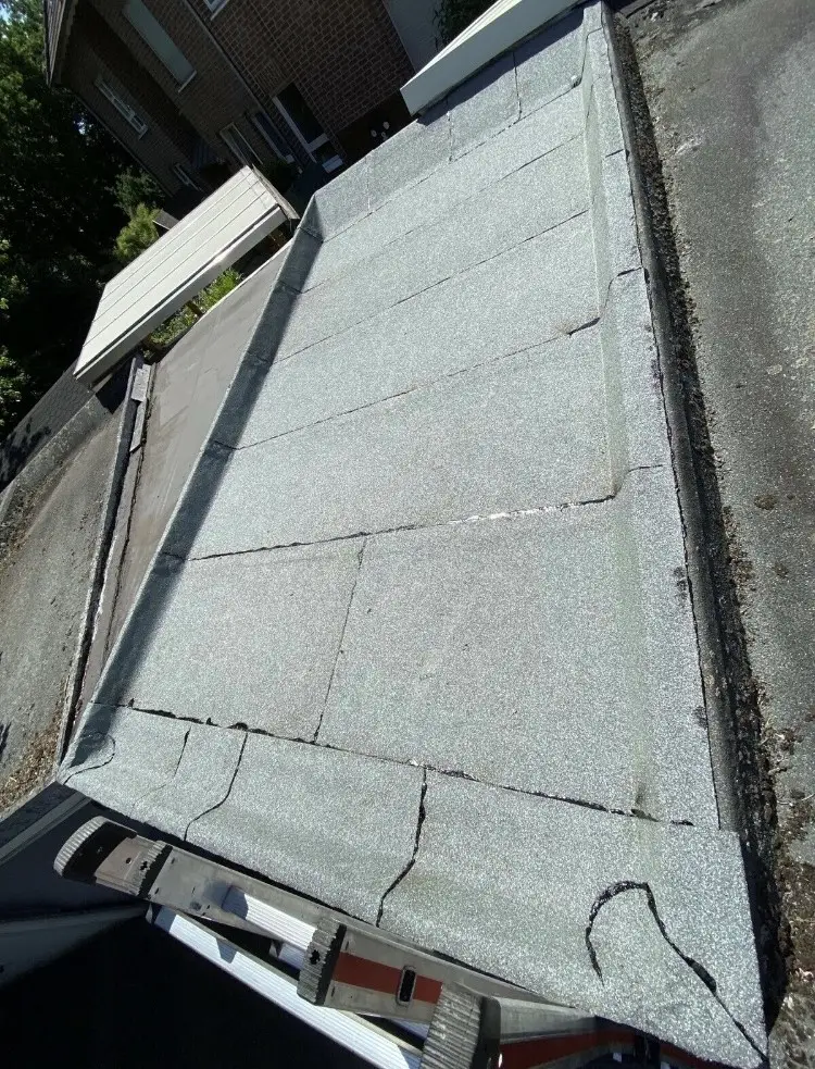 Das Dach eines Hauses wird repariert.