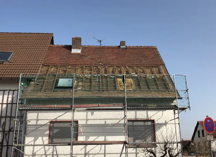 Ein im Bau befindliches Haus mit Gerüst auf dem Dach.