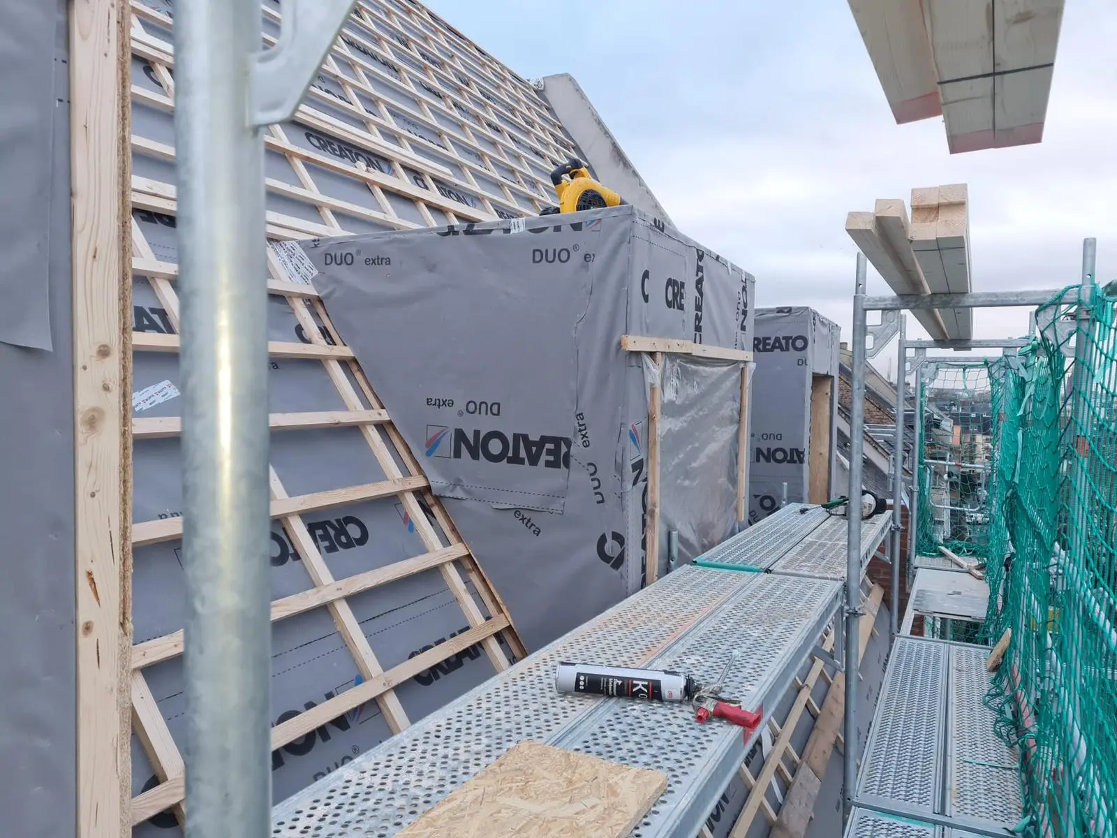 Das Dach eines Gebäudes wird gebaut.