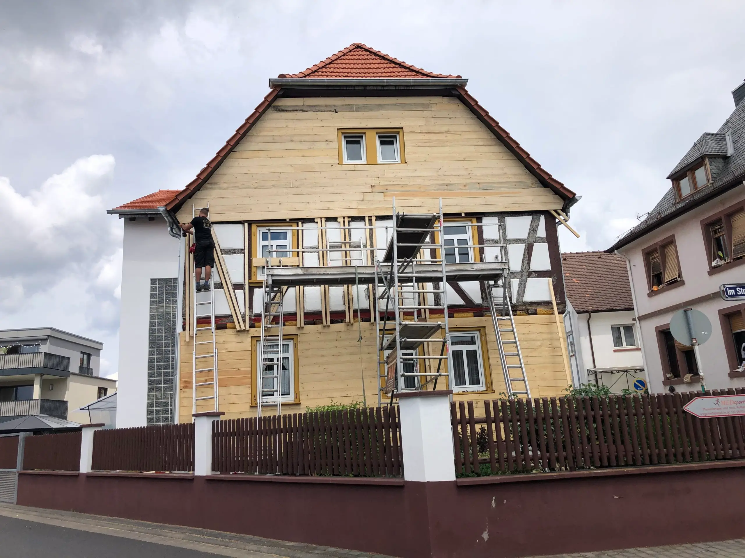 Es wird ein Haus gebaut, das von einem Gerüst umgeben ist.