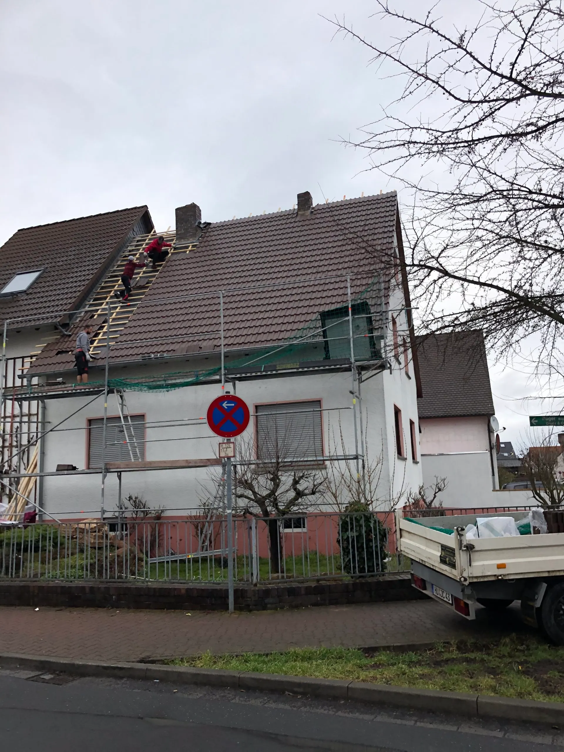 Das Dach eines Hauses wird neu gedeckt.