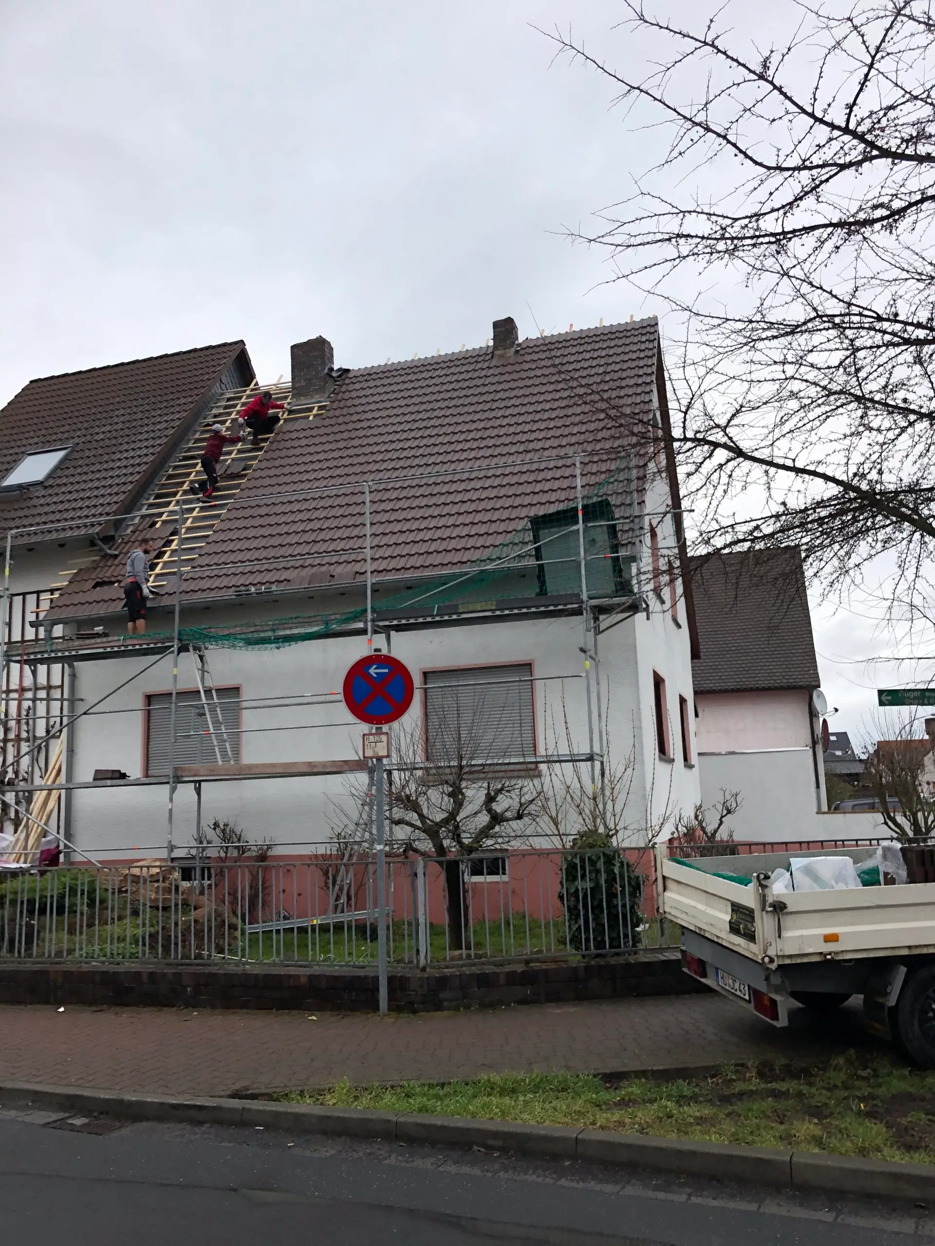 Das Dach eines Hauses wird neu gedeckt.