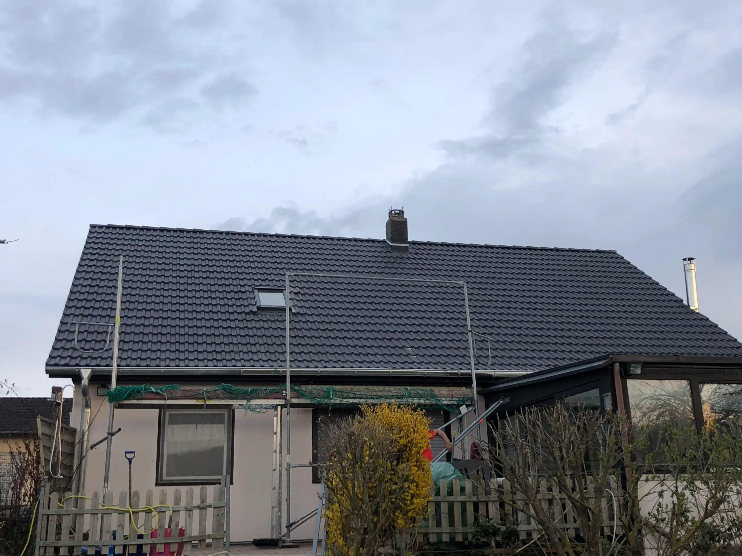 Ein Haus mit einem Dach, das neu gedeckt wird.