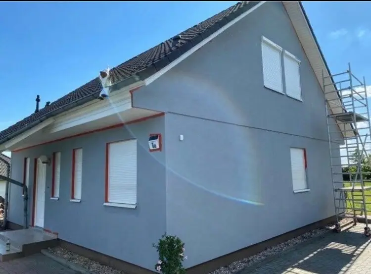 Ein Haus wird grau gestrichen.