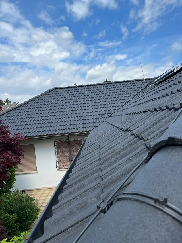 Dieselbe Dachfläche nach der Beschichtung in Anthrazit.