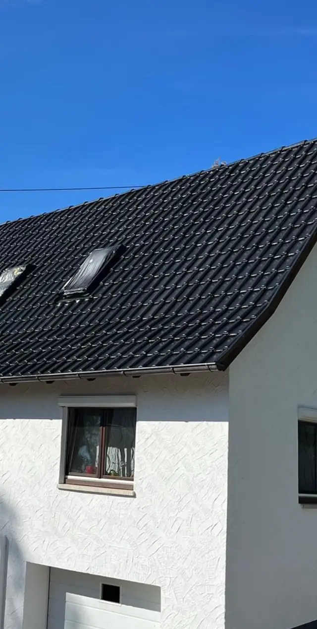 Dasselbe Satteldach nach der Beschichtung in Anthrazit.