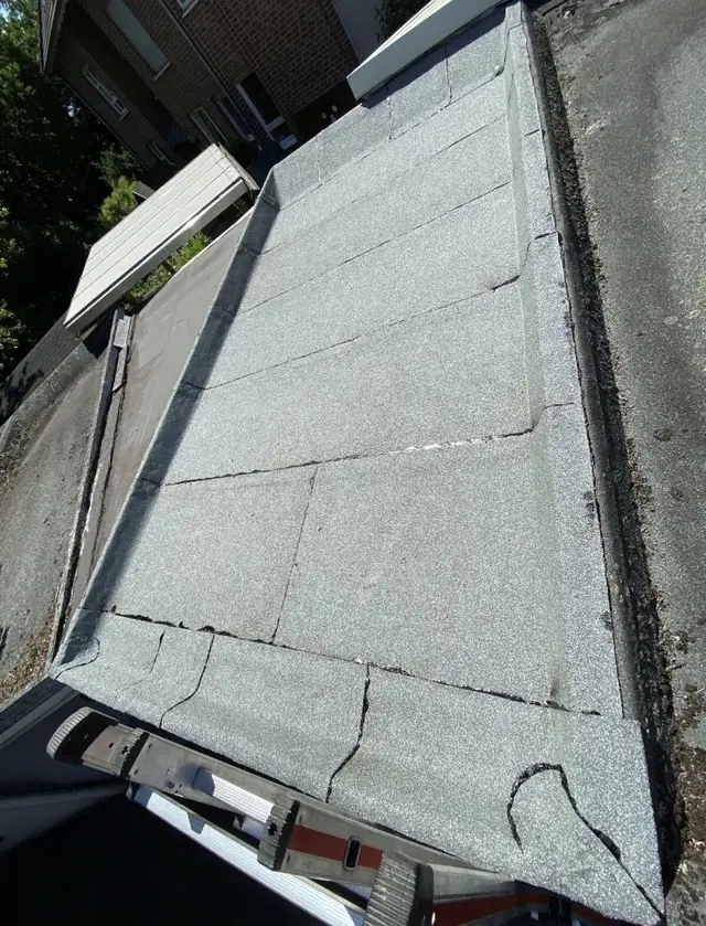 Das Dach eines Hauses wird repariert.