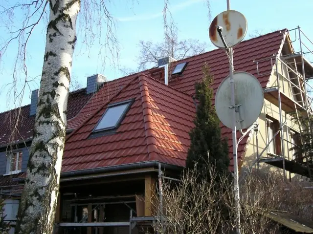 Ein Haus mit einer Satellitenschüssel auf dem Dach.