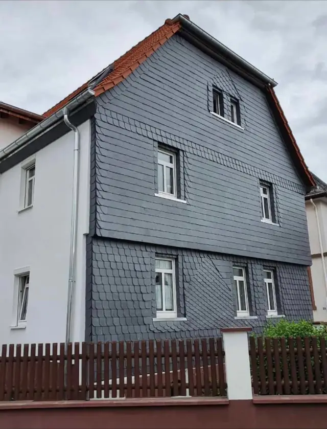 Wohnhaus mit Fassade aus Schiefer.