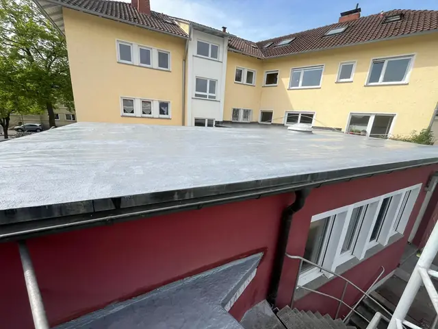 Flachdach eines Anbaus, mit Flüssigkunststoff abgedichtet.