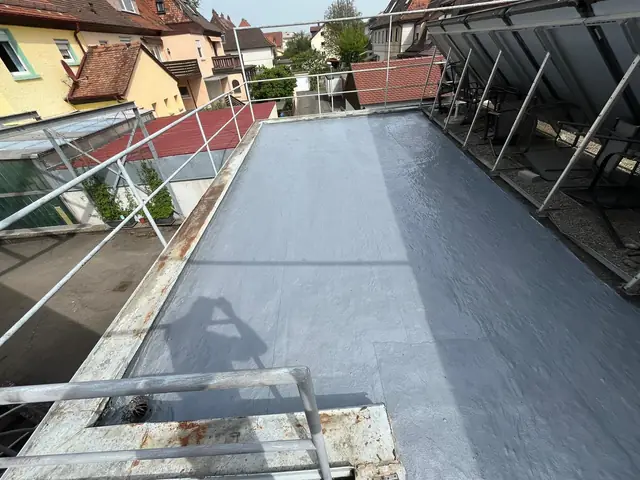 Dachfläche mit Geländer, abgedichtet mit Flüssigkunststoff.