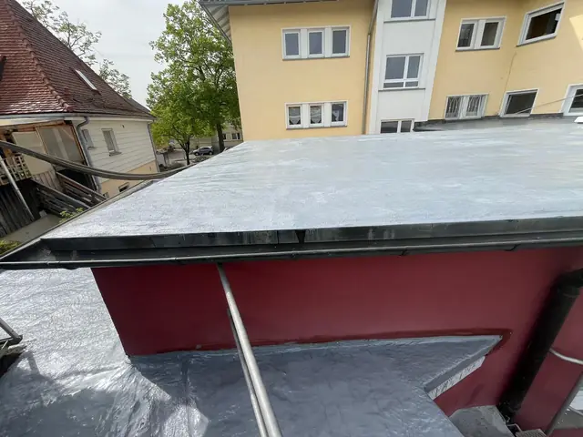 Flachdach und Vordach, mit Flüssigkunststoff abgedichtet.