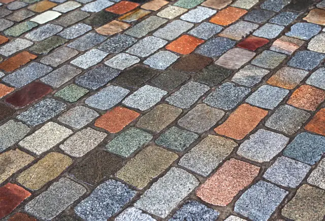 Detailaufnahme eines verlegten Steinteppichs.