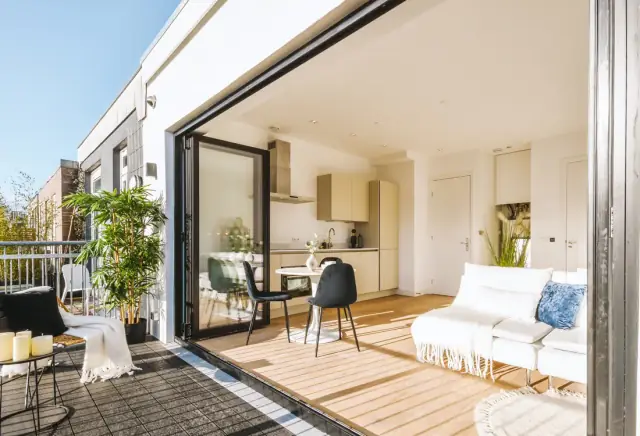 Abgedichtete Terrasse an einem Wohnhaus.
