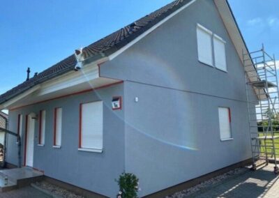 Ein Haus wird grau gestrichen.