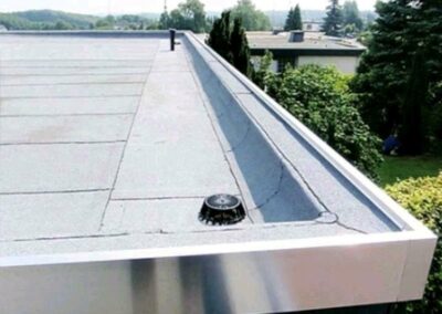 Ein Bild eines Daches mit einer Metallrinne.