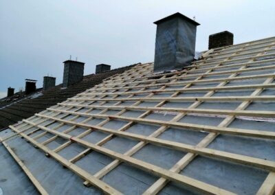 Auf einem Haus wird ein neues Dach installiert.