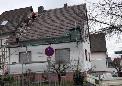 Das Dach eines Hauses wird neu gedeckt.